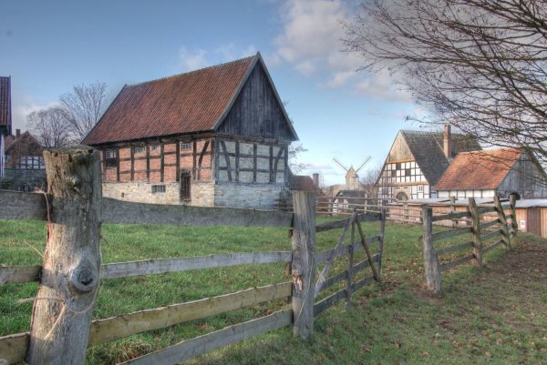 Bei den Winterspaziergängen durch das LWL-Freilichtmuseum Detmold kann man neue Eindrücke gewinnen und auch fotografisch festhalten. - © LWL/Linse