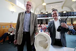 Rat für Menschen, die "viel um die Ohren" haben: Psychotherapeut Wilfried Pehle (links) und HNO-Arzt Dr. Manfred Pilgramm informieren rund 90 Zuhörer über die Themen Hörsturz und Tinnitus. - © Foto: Rademacher