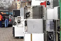 Wenn K&uuml;hlschr&auml;nke nicht fachgerecht entsorgt werden, entweicht massenhaft giftiges FCKW. - &copy; FOTO: DPA