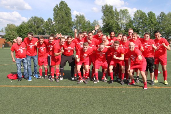 So jubelt der Meister: CSL-Vorsitzender Karl Schmid (links) und die Mannschaft, zu der 2016/2017 gehören: David Skryschowsky, Christoph Wiebe, Marcus Janke, Dennis Thissen, Tim Penner, Hermann Neufeld, Paul Steffen, Markus Friman, Rutlieb Friman, Marvin Dück, Jonas Peters, Abdalrahman Kadam, Patrick Martens, Mehran Abadikhan, Ruben Neumann, Wadim Friman, Heinrich Warkentin, Erik Zweininger, Rudolf Friman, Trainer Eddy Pauls und Betreuer Andre Wolf. - © Sebastian Lucas