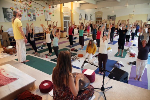 Mit Musik: Die Yoga-Lehrer Frauke Richter und Shankara Stefan Girgsdies geben eine Klang-Yogastunde. - © Bernhard Preuß