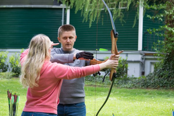 Trainerin Marina Laukert erklärt Dimitri Iljuschin im Bad Meinberger Kurpark die wichtigsten Regeln des Bogenschießens. - © Raphael Bartling