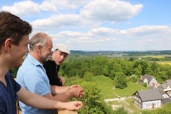Auf unserem Bild freuen sich (von links) Jonas Stickan, Holger Kelm und Daniel van’t Hull über die Aussicht. - © Guntmar Wolff