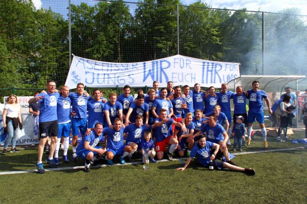 Auftakt zu einer knackigen blau-weißen Party: Trainer Matthias Düding (stehend links) und sein Co-Trainer Jens Böttcher (Zweiter von rechts) feierten den Aufstieg mit den Spielern Patrick Barthelmeus, Hannes Withöft, Jannis Pehle, Hatim Batri, Diego Giesbrecht Ketler, Dominic Pollakowski, Marvin Metz, Marius Ravenschlag, Tim Ende, Gerrit Barthelmeus, Johannes Driediger, Christian Bilavcic, Jan Heidschuster, Moritz Plate, Alexander Ludwig, Niklas Bergen, Steven Reimer, Alichan Dadaev, Gerrit Schwanold, Alexander Ludwig, Marcel Jablinsky, Lukas Thomalla und Tobias Neumann. - © Jörg Hagemann