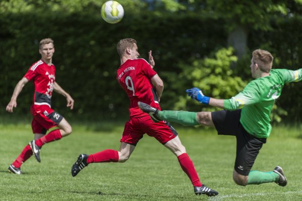 Höchste Not: Sinnbildlich für die Tabellensituation rettet in dieser Szene der Oesterholzer Keeper Björn Bergner im letzten Moment gegen den heraneilenden Jann König. - © Egon Penner