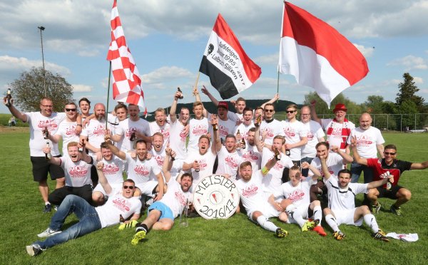Aufsteiger aus Laßbruch/Silixen: Es jubeln Trainer Maik Grenner, Betreuer Markus Krause und LotharBock sowie die Spieler Leon Behrens, Andre Bock, Felix Bode, Jan Friedrichs, Viktor Hamm, Jann Helmker, Lucas Hentschel, Jan Hoffmann, Fabio Hubert, Kevin Kirsch, Denis Kölling, Niklas Lecker, Fabian Pasimeni, Benjamin Prasuhn, Lars Pielsticker, Manuel Reese, Christopher Reineking, Nils Reineking, Martin Sandmann, Fabian Schneider,Benjamin Schnüll, Henri Schröder, Mathias Schwarz, Hendrik Selinger, Jannik Stork und Pascal Wehrmann. - © Paul Cohen