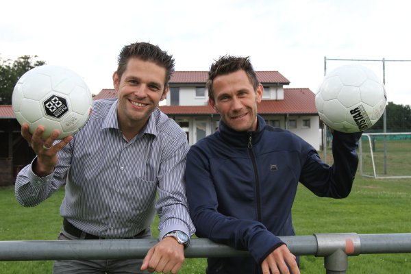 Im August 2013: Alexander Schiller (rechts) mit Christian
Schmieder, Vorsitzender des FC Augustdorf. Nun kickt er für den Gemeinderivalen SC Augustdorf. - © Archivbild: Lucas