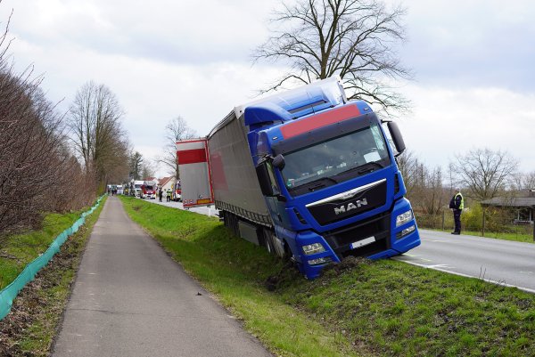 Ein Lkw blockiert in Waddenhausen die B239. - © Freitag Medien Gruppe