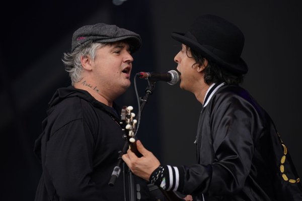 Pete Doherty (l) und Carl Barrat von den Libertines beim Glastonbury Festival 2022. - © Yui Mok/PA Wire/dpa