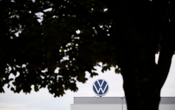 Der Volkswagen-Konzern legt Zahlen vor. - © Julian Stratenschulte/dpa