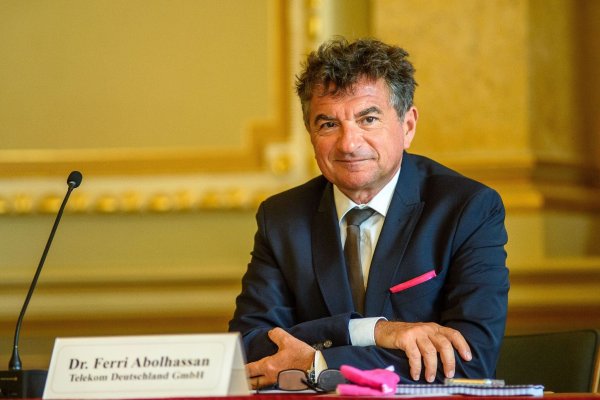 Ferri Abolhassan, Mitglied der Geschäftsführung der Telekom Deutschland, lächelt in die Kamera. - © Klaus-Dietmar Gabbert/dpa-Zentralbild/dpa/Archiv