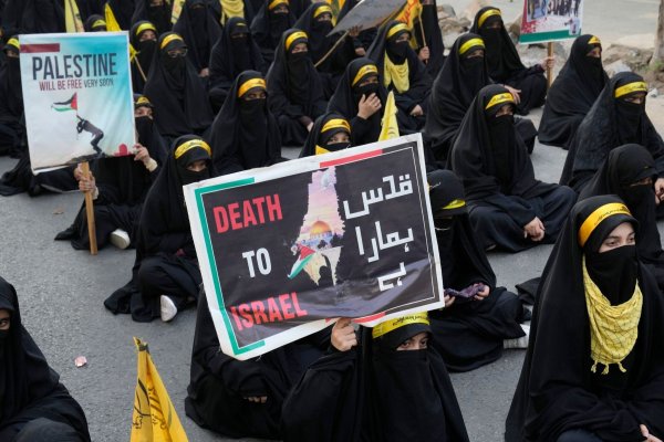 Anhängerinnen der religiösen, muslimischen Organisation «Jamaat-e-Islami» nehmen in Lahore an einer Demonstration gegen die israelischen Luftangriffe auf den Gazastreifen und zur Solidarität mit den Palästinensern teil. - © K.M. Chaudary/AP/dpa