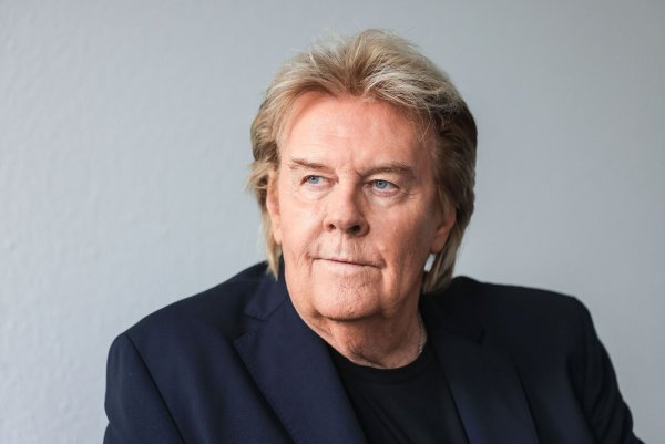 Der Sänger Howard Carpendale bei einem Fototermin in seiner Garderobe. - © Oliver Berg/dpa