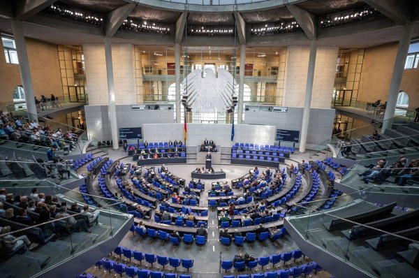 Mathias Middelberg (M, CDU) spricht in im Bundestag. Auf der Tagesordnung der Sitzung steht unter anderem das Wachstumschancengesetz. - © Michael Kappeler/dpa