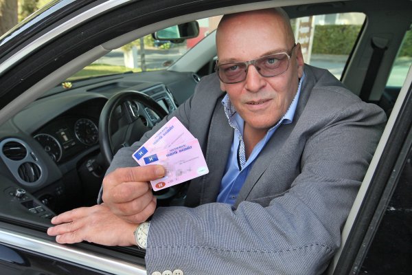 Bald auf der Anklagebank: Rolf Herbrechtsmeier mit Führerscheinen aus Ungarn, die er zurückbehalten hat, nachdem seine Kunden nicht zahlten. Jetzt muss er sich vor Gericht verantworten. Der Geschäftsmann ist wegen Betrugs in 650 Fällen angeklagt. - © Bernhard Preuss