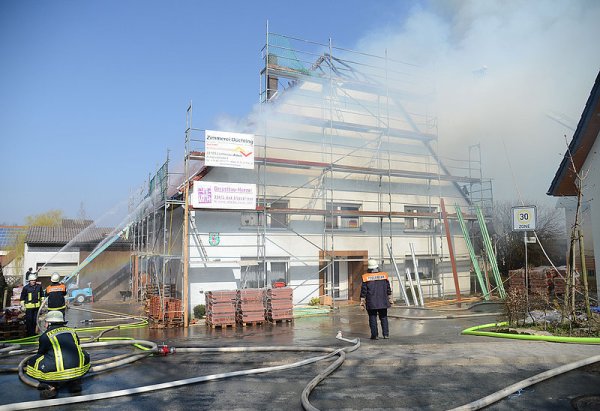 Der Löschzug Lichtenau und mehrere Löschgruppen bekämpfen die Flammen in der Scheune. - © FOTO: MARC KÖPPELMANN