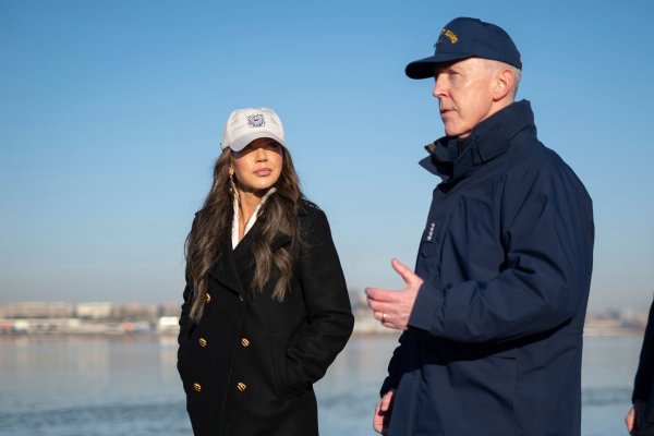 Admiral Kevin Lunday (r.), amtierender Kommandant der Kristi Noem unterstehenden US-Küstenwache, widersprach dem Medienbericht. (Archivbild) - © Petty Officer 1st Class Brandon/U.S. Coast Guard/AP/dpa
