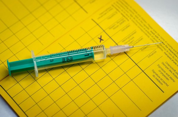 Eine Impfung sorgt dafür, dass der Körper weiß, was im Ernstfall zu tun ist. (Symbolbild) - © Friso Gentsch/dpa