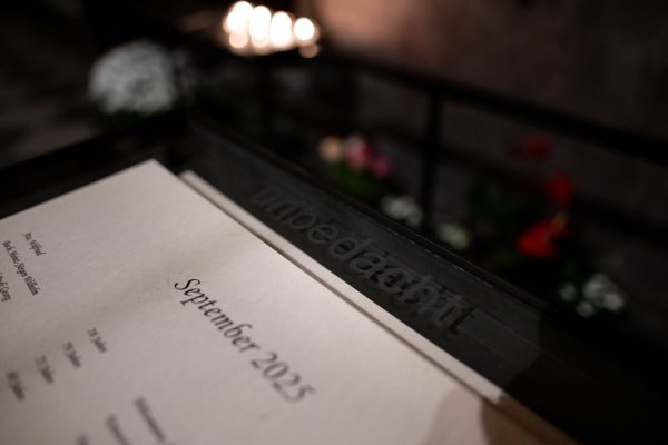 Im September sind in Essen 16 Menschen ordnungsbehördlich bestattet worden – an diese «unbedacht verstorbenen» wird in einem Gottesdienst erinnert. - © Fabian Strauch/dpa