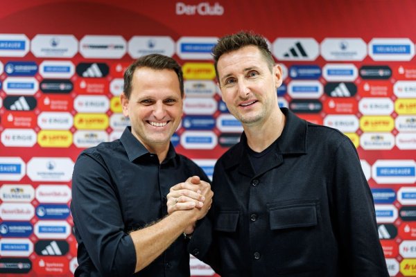 Sportvorstand Joti Chatzialexiou (l) und Trainer Miroslav Klose (r) schätzen sich. - © Daniel Karmann/dpa