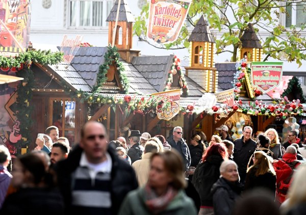 Am Wetter sollte der Weihnachtsmarkt-Bummel am Wochenende in Nordrhein-Westfalen nicht scheitern. (Archivbild) - © Roberto Pfeil/dpa