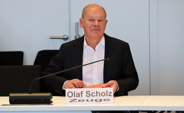 Ex-Kanzler Olaf Scholz (SPD) sagte im Schweriner Untersuchungsausschuss zur Nord Stream 2-Pipeline für russisches Erdgas aus. - © Bernd Wüstneck/dpa
