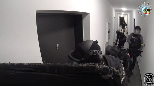 Die slowakische Polizei stürmt ein Appartement - hinter dieser Tür vermuteten sie den Ursprung vieler Schockanrufe. (Handout) - © -/Polizei Oberfranken/dpa