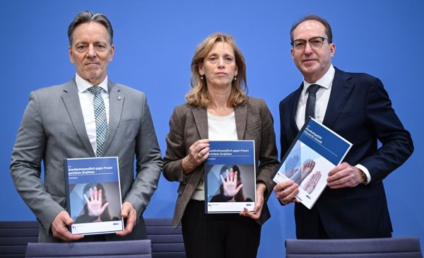 BKA-Präsident Holger Münch, Bundesfamilienministerin Karin Prien (CDU) und Bundesinnenminister Alexander Dobrindt (CSU) präsentieren in Berlin zwei Sonderauswertungen der Polizeistatistik: Ein Bundeslagebild zu häuslicher Gewalt und ein Lagebild zu Straftaten gegen Frauen. - © Britta Pedersen/dpa