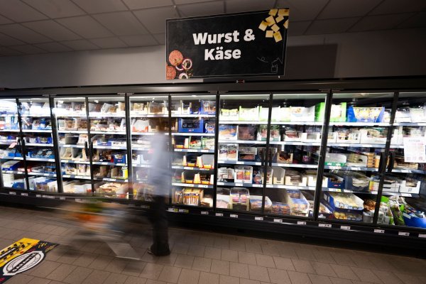 Bei Supermärkten und Discounter mussten Verbraucher in den vergangenen Jahren immer tiefer in die Tasche greifen. - © Philip Dulian/dpa