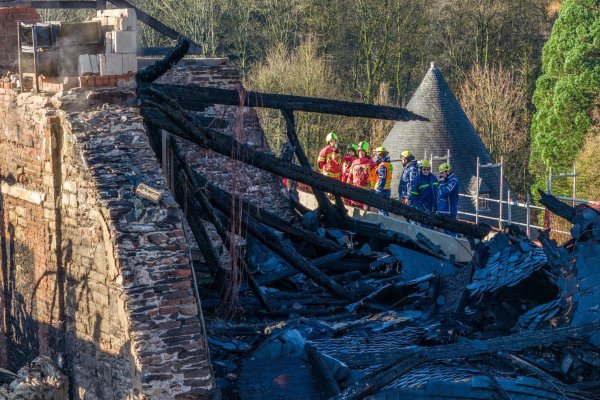 Einsatzkräfte inspizieren das ausgebrannte Dachgeschoss von Schloss Hardenberg. (Luftaufnahme mit einer Drohne) - © Christoph Reichwein/dpa