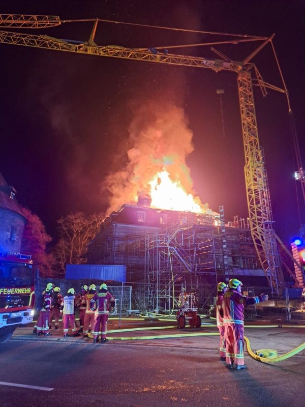 Ein Feuer hat das historische Schloss in Velbert stark geschädigt. - © Marcel Borowski/dpa
