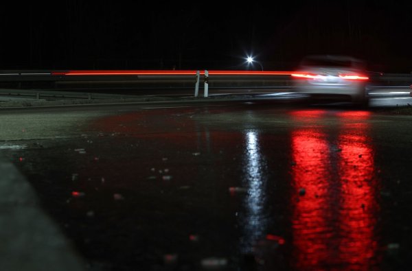 Fünf Fahrzeuge sind auf der A20 durch die glatte Straße verunfallt. (Symbolbild) - © Karl-Josef Hildenbrand/dpa