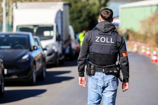 Mit dem Verkauf teurer Autos nach Russland soll ein Familientrio Millionengeschäfte gemacht haben. (Symbolbild) - © Christoph Reichwein/dpa