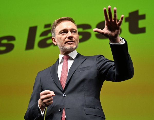 FDP-Vorsitzender Christian Lindner wurde bei einem Wahlkampfauftritt beworfen. - © Bernd Weißbrod/dpa