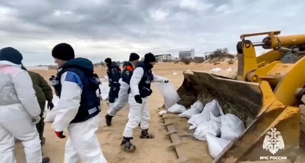 Immer noch sind Tausende Freiwillige mit der Reinigung von Stränden beschäftigt, weil fortdauernd neues Schweröl in Russland an die Küsten gespült wird. (Archvibild) - © Uncredited/Russian Emergency Ministry Press/AP/dpa