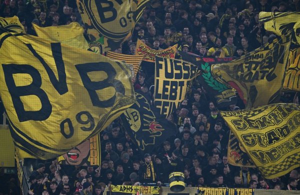 Die Fans von Borussia Dortmund müssen für Bier und Wurst demnächst mehr zahlen. - © Federico Gambarini/dpa