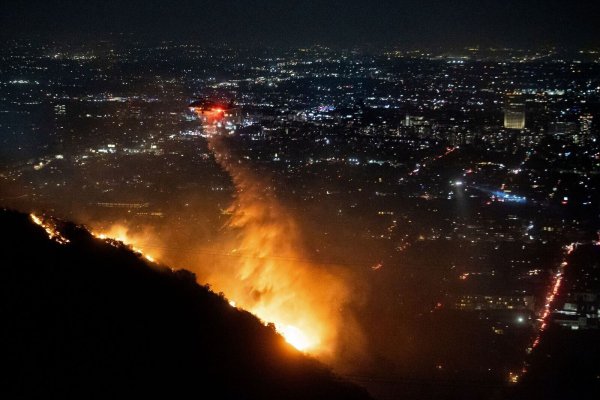 Tausende Einsatzkräfte kämpfen gegen Großbrände in Los Angeles, Hilfe kommt auch aus der Luft. (Foto aktuell) - © Ethan Swope/AP/dpa