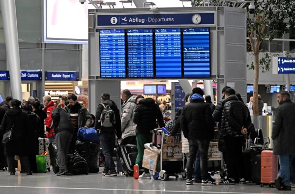 Reisende am Düsseldorfer Flughafen - © Roberto Pfeil/dpa