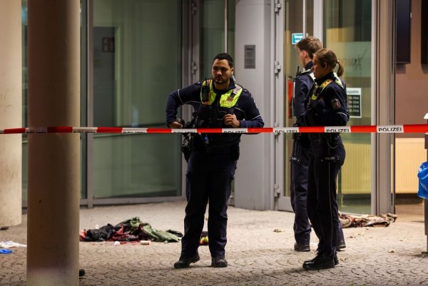Der mutmaßliche Brandstifter von Krefeld hatte 27 Identitäten - bislang scheitern die Behörden mit allen Abschiebebemühungen. (Archivbild) - © Christoph Reichwein/dpa