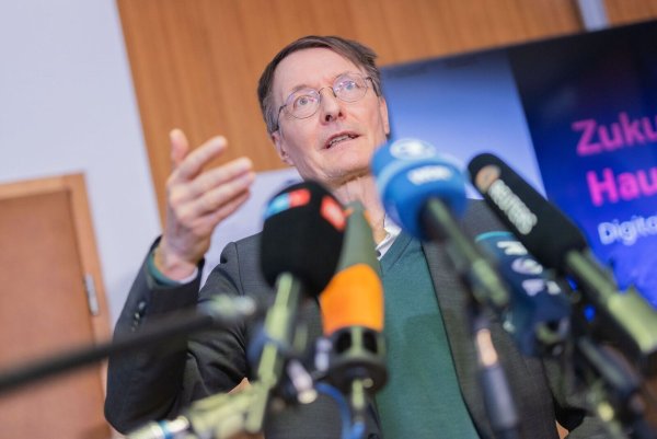 Gesundheitsminister Lauterbach schwärmt von der elektronischen Patientenakte. - © Rolf Vennenbernd/dpa-Pool/dpa