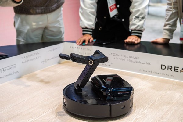 Auch der Anbieter Dreame präsentiert den Prototyp eines Roboter-Staubsaugers mit Greifarm auf der Technik-Messe CES. - © Andrej Sokolow/dpa-tmn/dpa