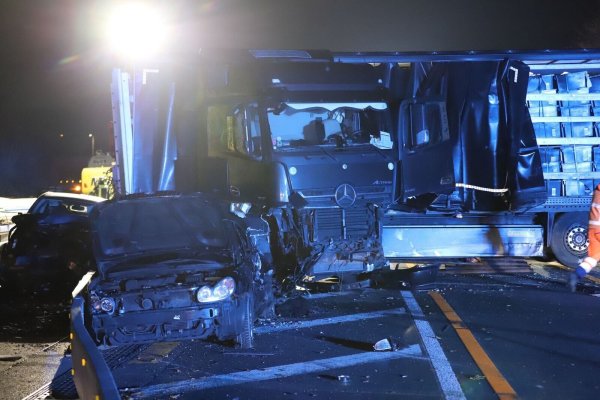 Nach der Chaosfahrt eines Lkw auf Autobahnen in NRW mit zahlreichen Verletzten ist nun klar: Der Fahrer war mindestens alkoholisiert. (Archivbild) - © Sascha Thelen/dpa