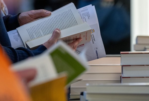 Insbesondere Sach- und Jugendbücher waren 2024 beliebt. (Symbolbild) - © Hendrik Schmidt/dpa