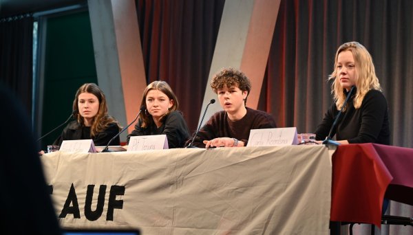 Für die Aktivisten von Fridays for Future geht die Klimapolitik der Parteien nicht weit genug. - © David Hammersen/dpa