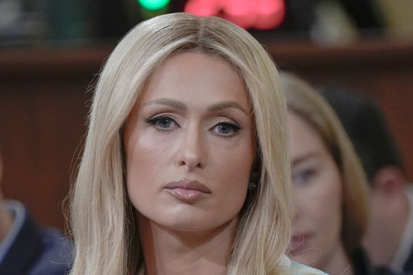 Realitystar Paris Hilton musste im Fernsehen mit ansehen, wie ihr Haus den verheerenden Großbränden bei Los Angeles zum Opfer fiel. (Archivbild) - © Mariam Zuhaib/AP
