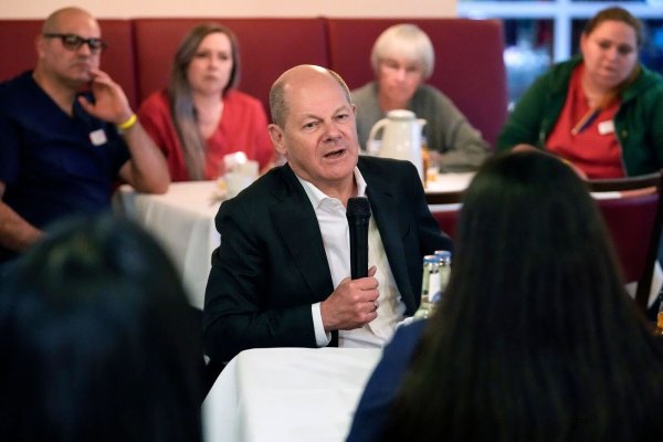 Bundeskanzler Scholz hat sich in Köln als Büttenredner versucht. - © Martin Meissner/AP Pool/dpa