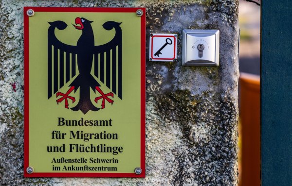 Im Jahr 2024 ist die Zahl der Asylanträge in Deutschland deutlich zurückgegangen. (Archivbild). - © Jens Büttner/dpa