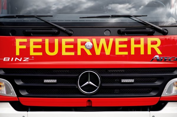 Die Feuerwehr konnte einen Mann nur noch tot bergen (Foto Illustration) - © Hauke-Christian Dittrich/dpa
