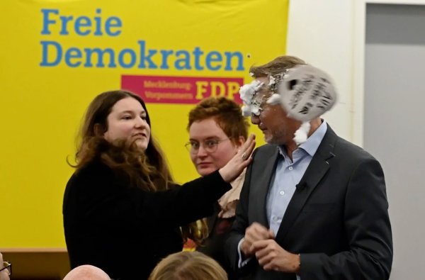 Der Schaum traf FDP-Chef Christian Lindner mitten ins Gesicht. - © Stefan Sauer/dpa