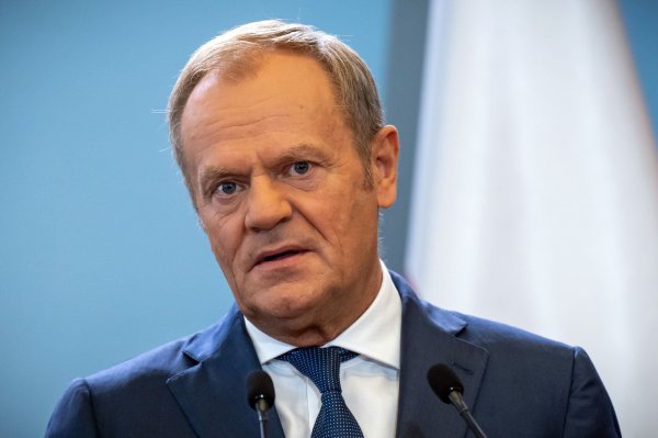 Polens Ministerpräsident Donald Tusk hat signalisiert, dass Israels Regierungschef Benjamin Netanjahu keine Verhaftung droht, sollte er an der Auschwitz-Gedenkfeier teilnehmen wollen. (Archivbild) - © Michael Kappeler/dpa